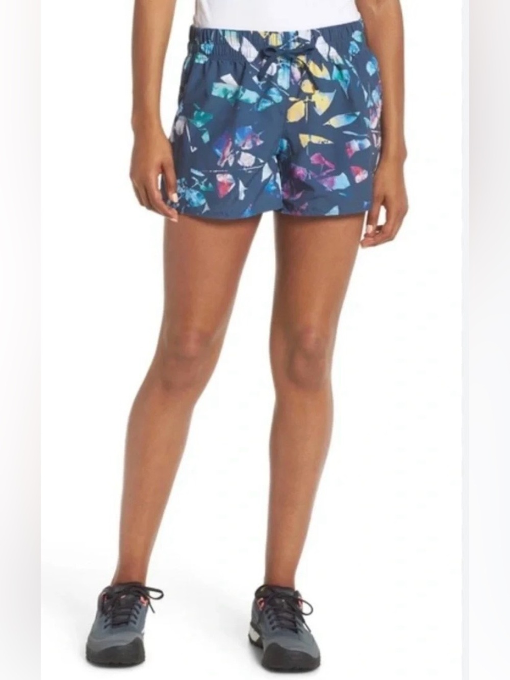 The North Face Classic V Shorts in Blue Wing Teal Leaf Print size Medium